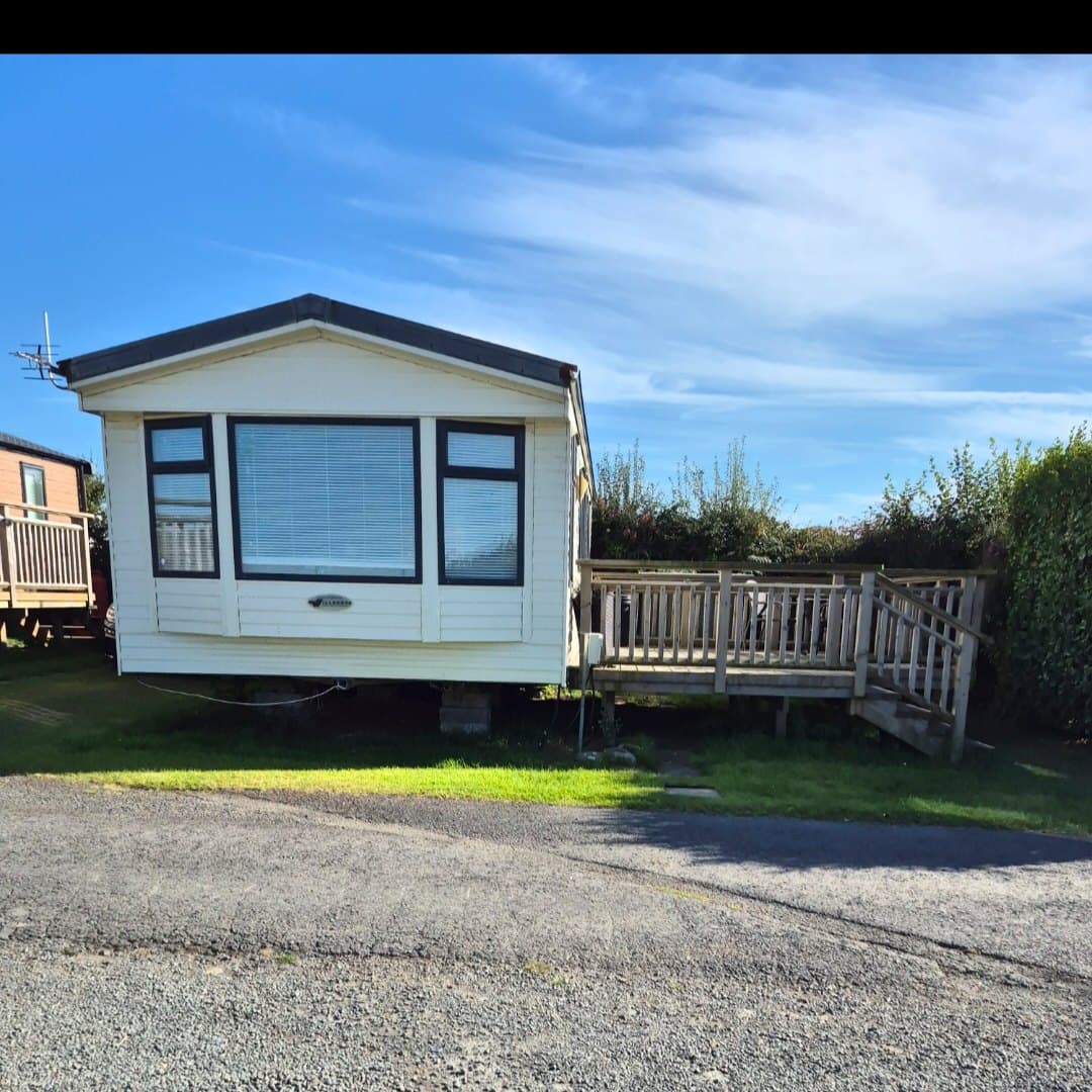 Pet-friendly 4-berth caravan with private decking